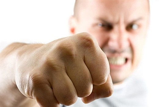 Водитель плюнул в обидчика, который вынуждал его «плестись» за троллейбусом