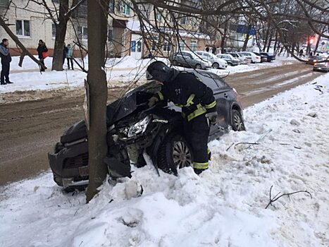 Mitsubishi протаранил остановочный павильон и врезался в дерево