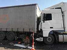 На омской трассе, где вчера погибла семья с ребенком, произошло массовое ДТП — столкнулись сразу пять машин