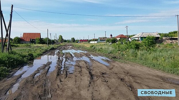 Жители татищевского села пожаловались на непроходимость дорог и невозможность выйти из дома