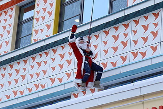 Пациентов детской больницы в Казани поздравил «летающий» Дед Мороз