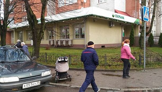 "Водитель, ты судак": припаркованный на "зебре" Renault заблокировал дорогу пешеходам