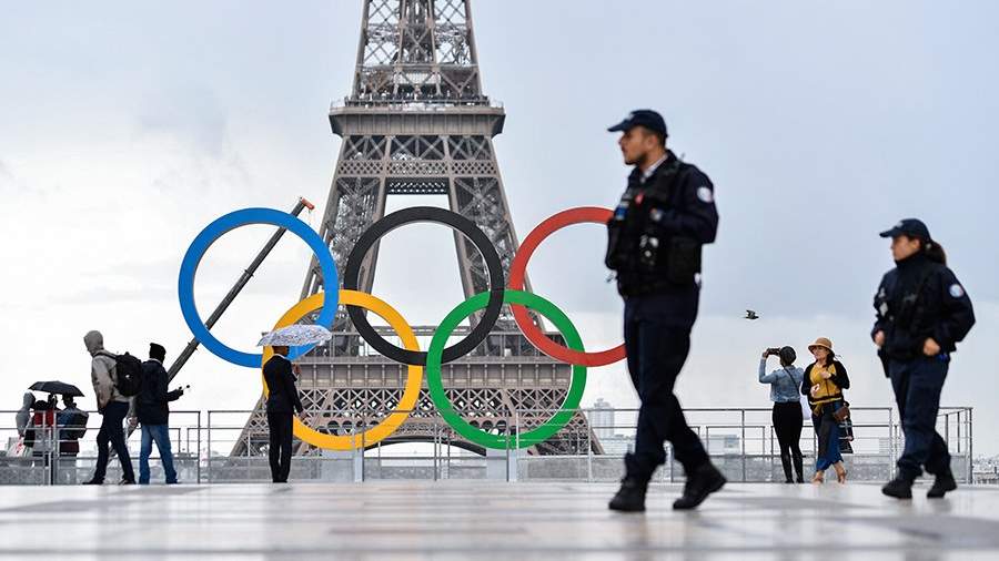 В Париже протестующие сожгли олимпийские кольца
