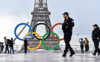 В Париже протестующие сожгли «олимпийские кольца»