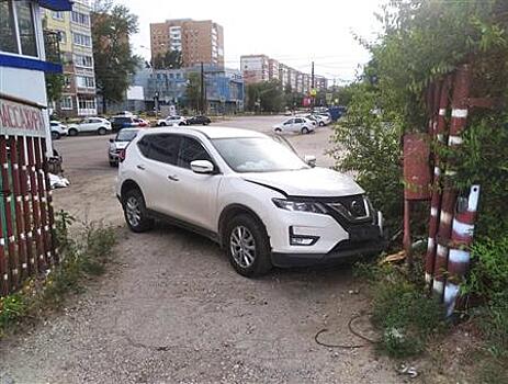 В Тольятти водитель Nissan X-Trail въехал в ограждение автостоянки