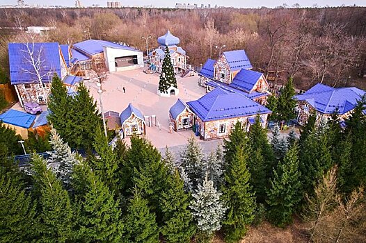 Сказочный Первомай в Московской усадьбе Деда Мороза