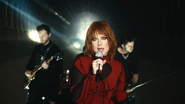 Юлия Савичева поёт в настоящем бункере в новом клипе на песню «Осторожно»