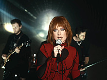 Юлия Савичева поёт в настоящем бункере в новом клипе на песню «Осторожно»