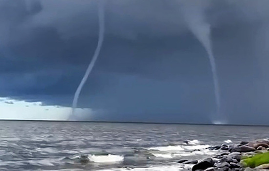 Очевидцы засняли три водяных смерча на Ладоге