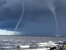 Очевидцы засняли три водяных смерча на Ладоге