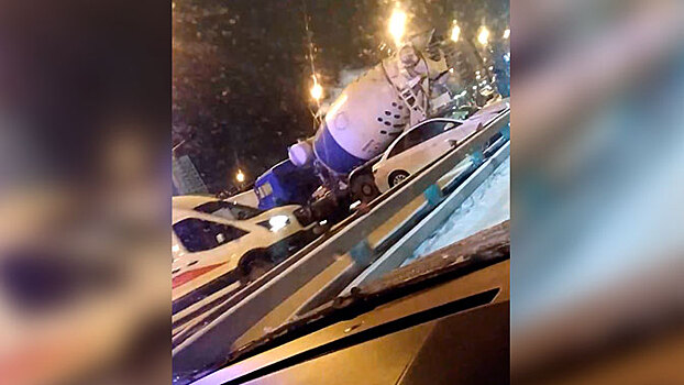 Бетономешалка развернуло поперек полосы на МКАД в результате ДТП: видео