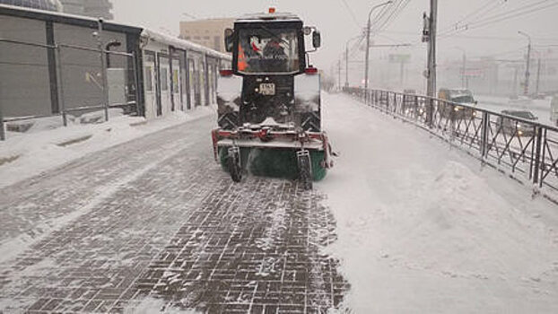 Снегоуборочной технике в Красноярске разрешили работать в часы-пик