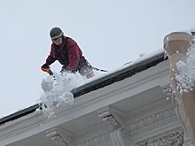 В Кургане срочно чистят снег с крыш домов из-за плюсовой температуры