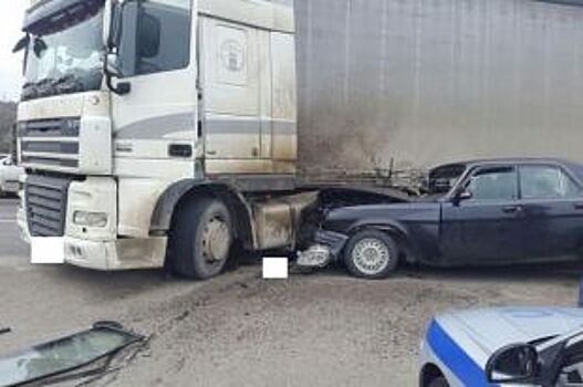 На Ставрополье водитель «Волги» въехал в разворачивающийся грузовик