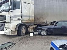 На Ставрополье водитель «Волги» въехал в разворачивающийся грузовик