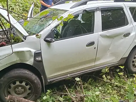 В Самарской области кроссовер слетел с трассы и опрокинулся