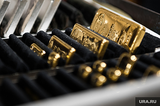 Цена на золото превысила 2 000 долларов впервые за полтора года