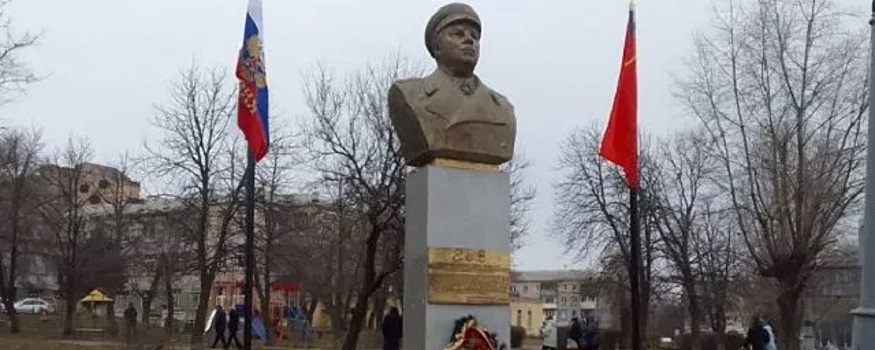 В Лисичанске восстановлен памятник Ворошилову, снесенный в 2015 году
