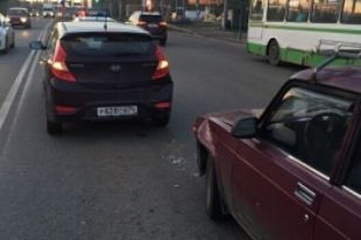 В Ярославле на проспекте Октября столкнулись два автомобиля