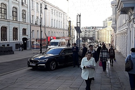 Мажоры на тротуаре: хаотичная парковка возвращается в центр Москвы