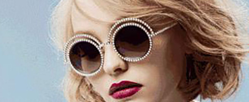Лили-Роуз Депп заметили в кафе с сумочкой Chanel