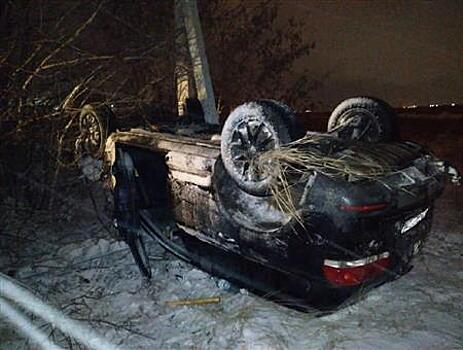 В Тольятти на ул. Строителей перевернулся внедорожник