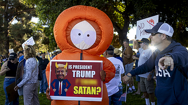 «Педофил» и «террорист»: вандалы испортили звезду Трампа на Аллее славы