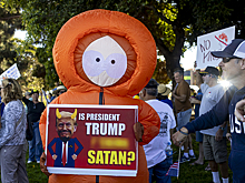 «Педофил» и «террорист»: вандалы испортили звезду Трампа на Аллее славы