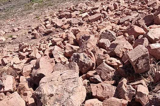 Mash: в Красноярском крае рабочие ремонтировали дорогу и отсыпали ее валунами