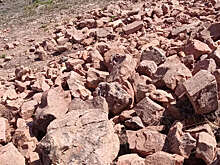 Mash: в Красноярском крае рабочие ремонтировали дорогу и отсыпали ее валунами