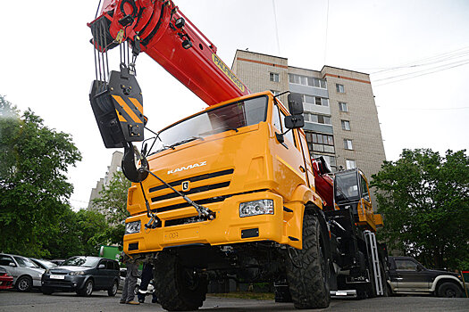 Автокран врезался в автобусную остановку в Костанае