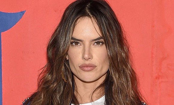 Алессандра Амбросио покорила смелым декольте на красной дорожке