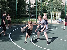 Баскетбольную площадку на улице Коминтерна в Московском районе отремонтировали по просьбам жителей