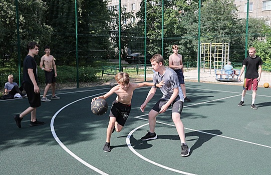 Баскетбольную площадку на улице Коминтерна в Московском районе отремонтировали по просьбам жителей