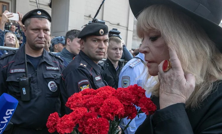 Пугачева приехала на похороны Юдашкина