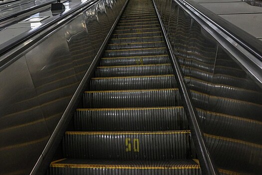 Девятилетней девочке «зажевало» руку на эскалаторе московского метро