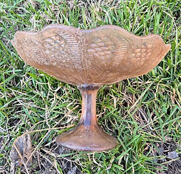 В Новосибирске во время субботника нашли старую советскую вазу и холодильники