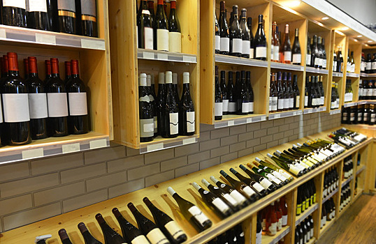 Нерабочие дни: в Москве будут закрыты винные бутики, табачные магазины и шиномонтажи