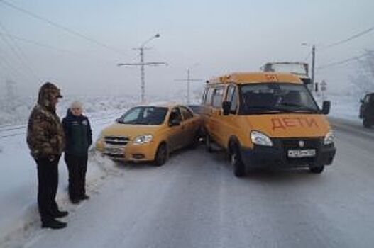 В Магнитогорске водитель ВАЗ въехал в школьный микроавтобус