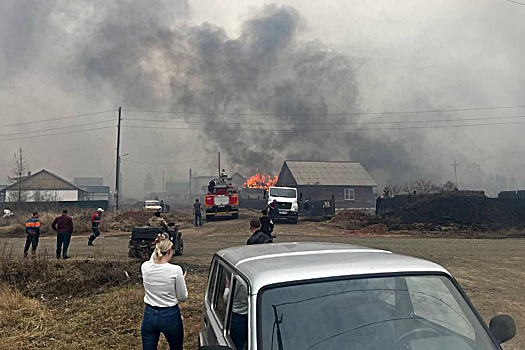 Под Братском эвакуируют жителей из-за крупного пожара в нескольких садоводствах