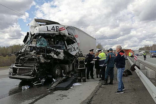 На Урале при столкновении грузовиков погибли четыре человека