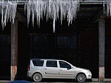 Водителям назвали виновных в падении сосульки на машину