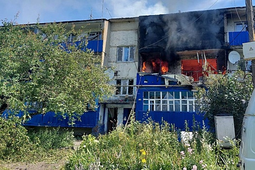 В курском поселке Краснооктябрьский начался пожар из-за обстрела