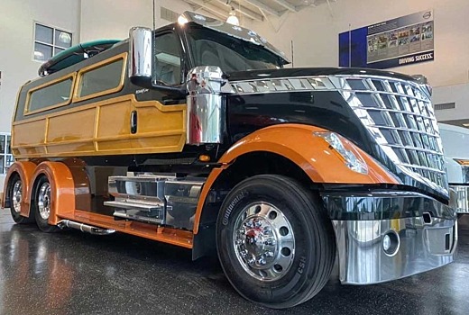 Посмотрите на шестиколёсный серферский грузовик, который собирали 2000 часов