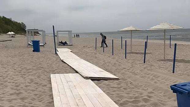 На пляже в Янтарном приступили к строительству променада