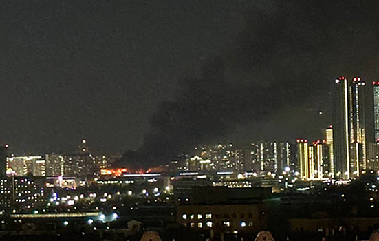 Кровля "Крокус сити холла" почти полностью объята огнем, внутри остаются люди