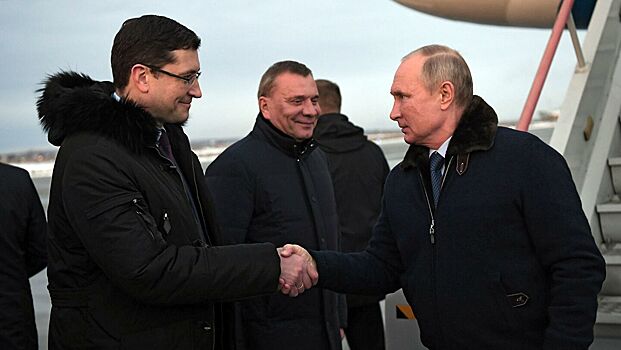 Песков объяснил визит Путина без маски и перчаток