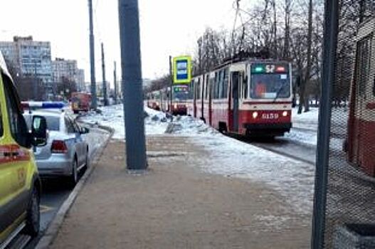 Трамвай сбил женщину на проспекте Ветеранов