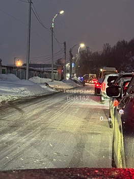 Два автомобиля жестко столкнулись на выезде из кузбасского города