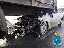 Под Самарой водитель Skoda врезался в фуру